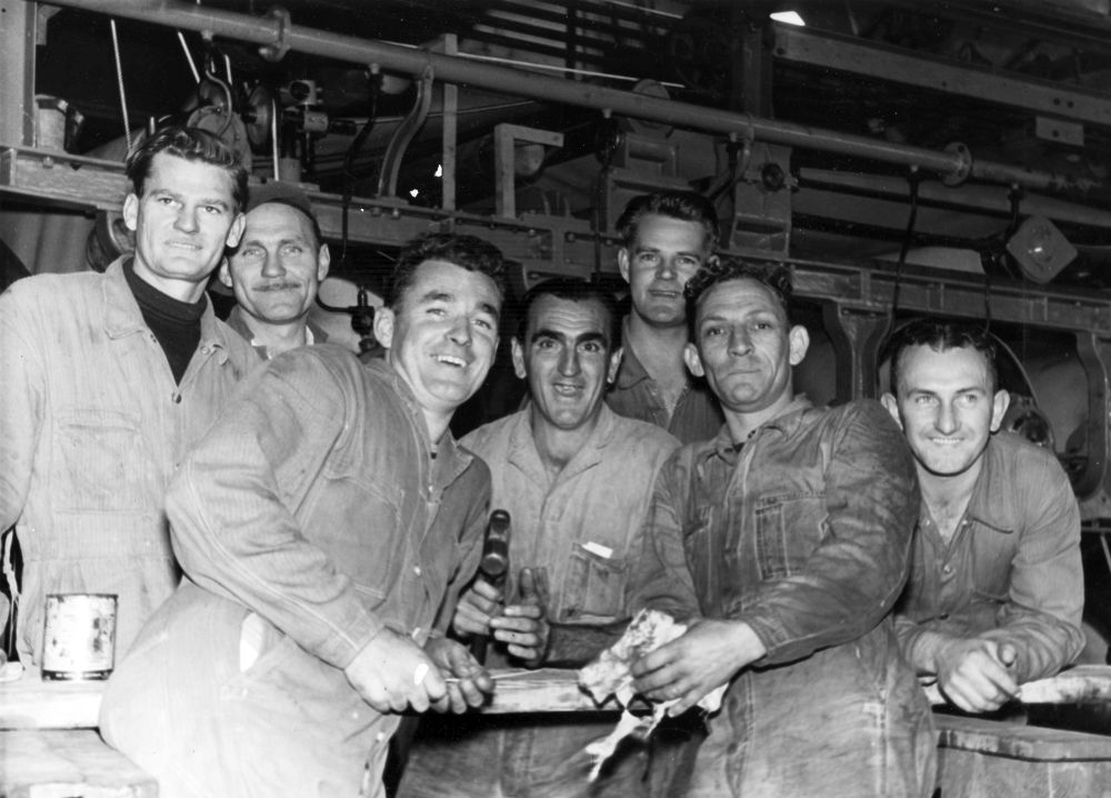 Machine and winder crew at the Petrie Mill