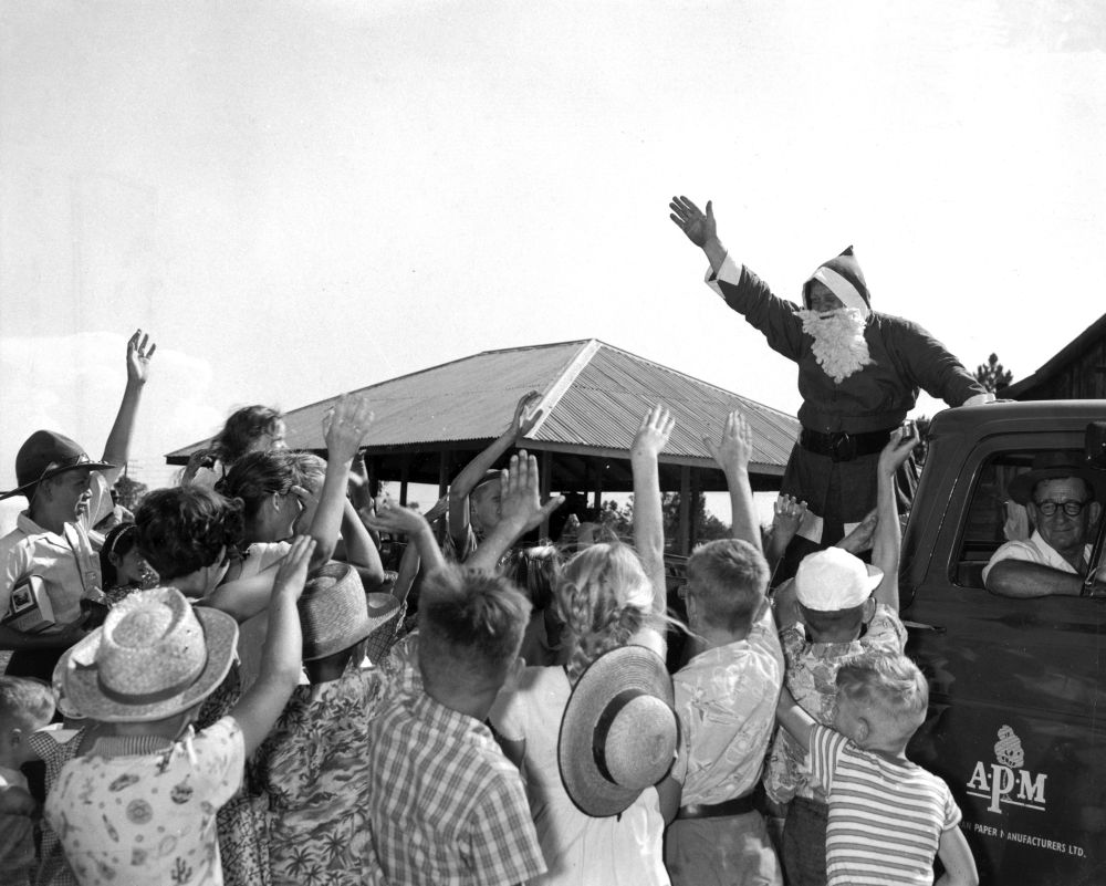 Arrival of Santa Claus at the Christmas party, 1957