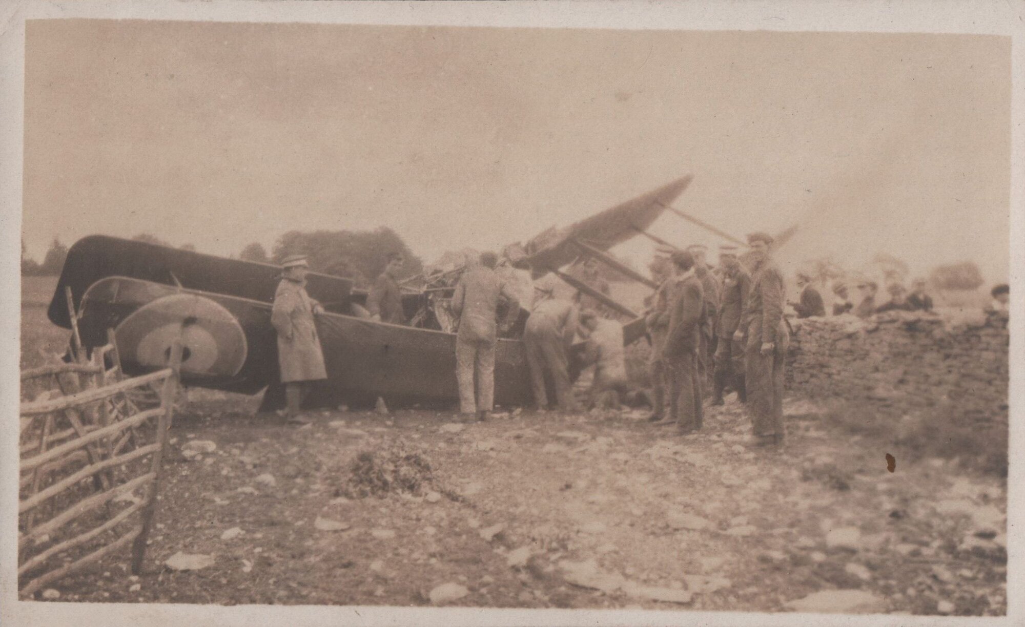 A minor crash of a chap who hit the wall (he is under it unhurt)