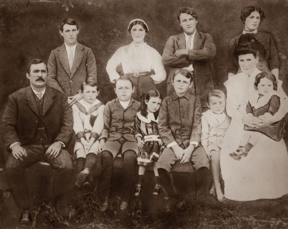 William Henry Rohlf and Susannah Jane Rohlf (nee Williams) with their ten children in 1912
