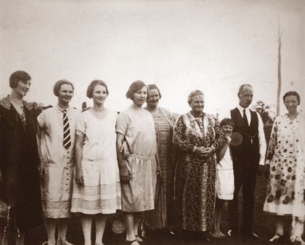 John Thomas (Jack) Hamilton with his wife Alice Mary Hamilton (nee Arnold) with their family