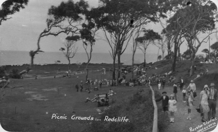 Crowd at the Picnic grounds, Redcliffe