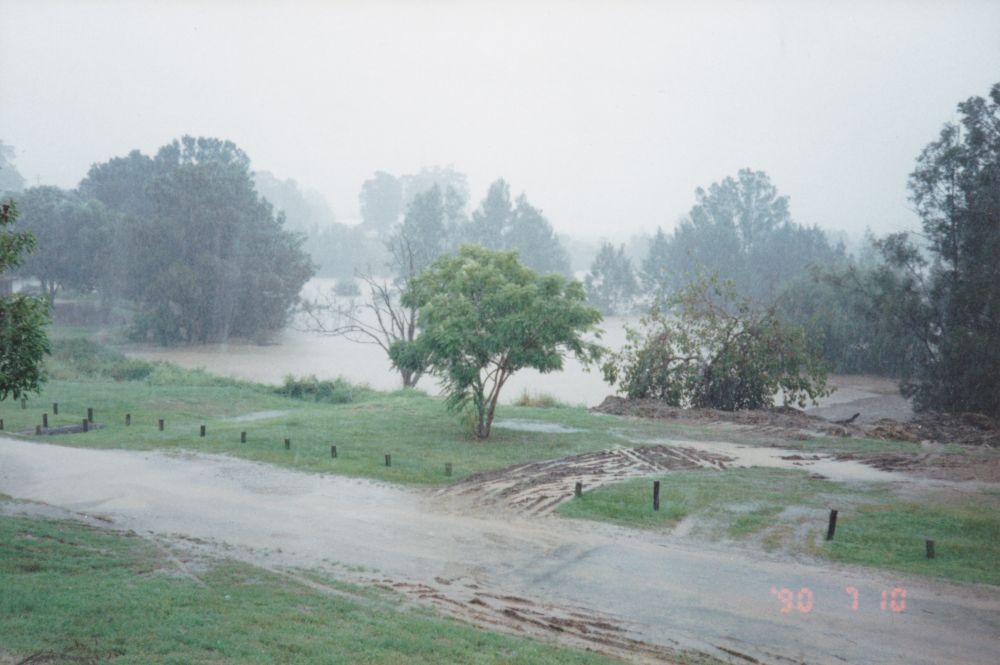 North Pine River water levels rising at Youngs Crossing