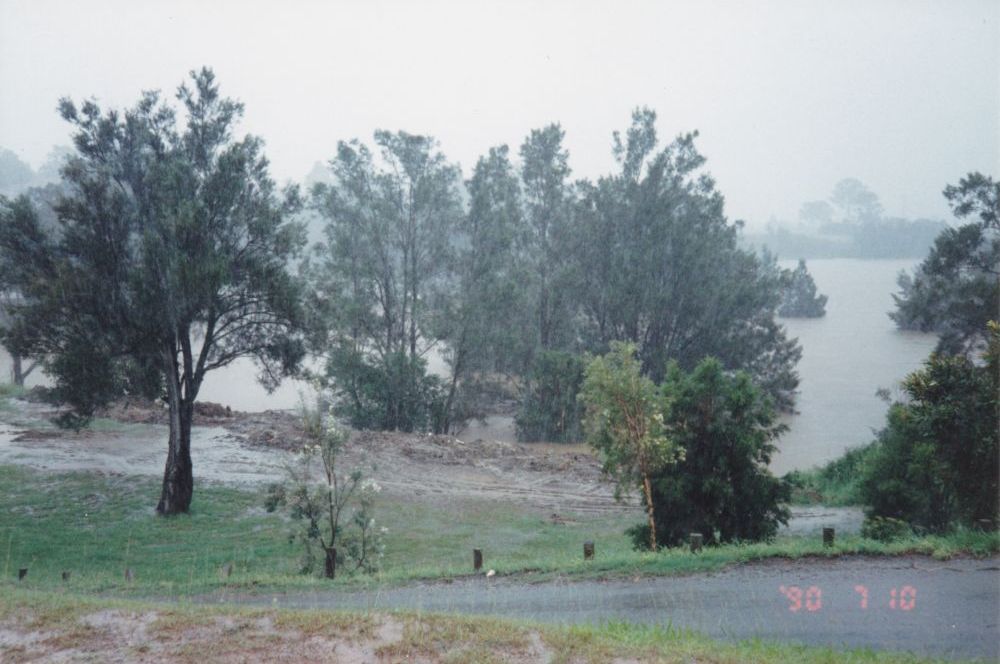 North Pine River in major flood at Youngs Crossing