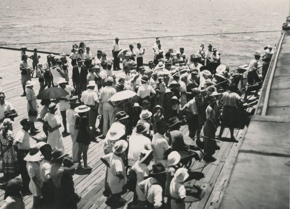 Passengers boarding the SS Koopa at the Redcliffe Jetty