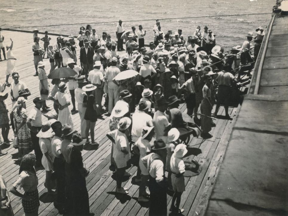 Passengers boarding the SS Koopa at the Redcliffe Jetty