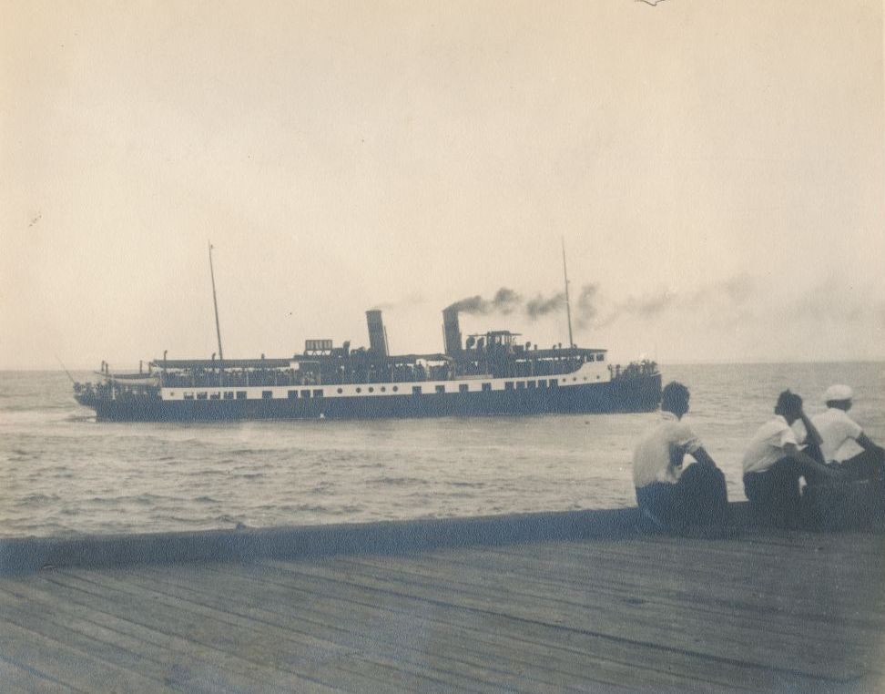 SS Koopa leaving the Redcliffe Jetty