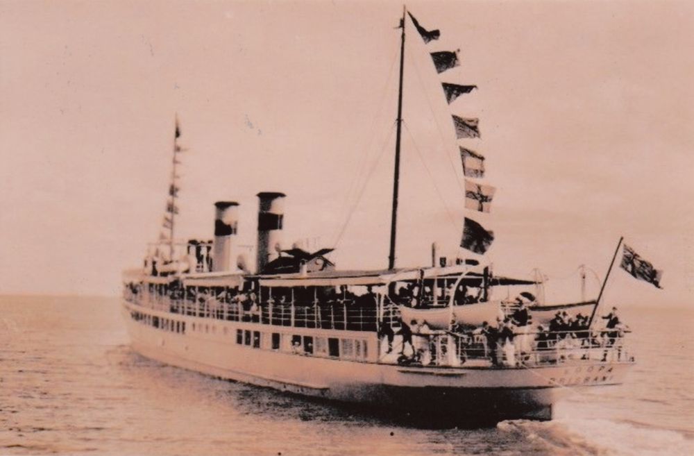 SS Koopa steams ahead on Moreton Bay