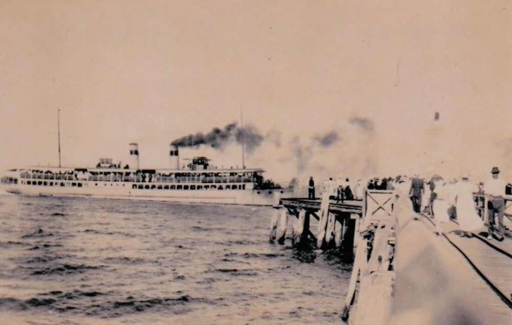 SS Koopa leaving the Redcliffe Jetty