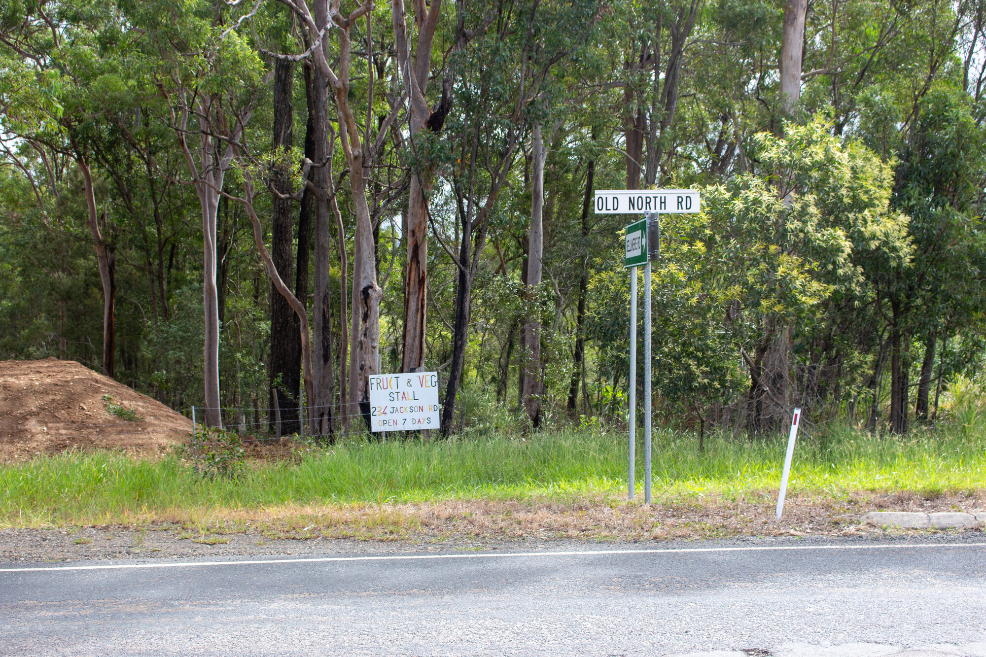 Directional signage on Old North Road Wamuran to Bellmere Road