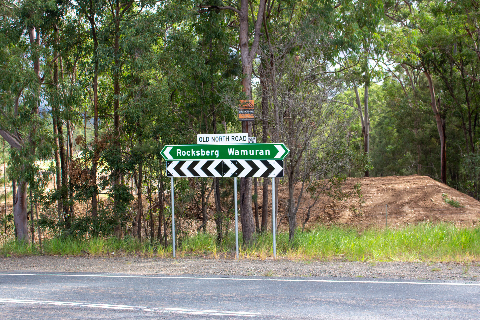 Directional signage on Old North Road Wamuran