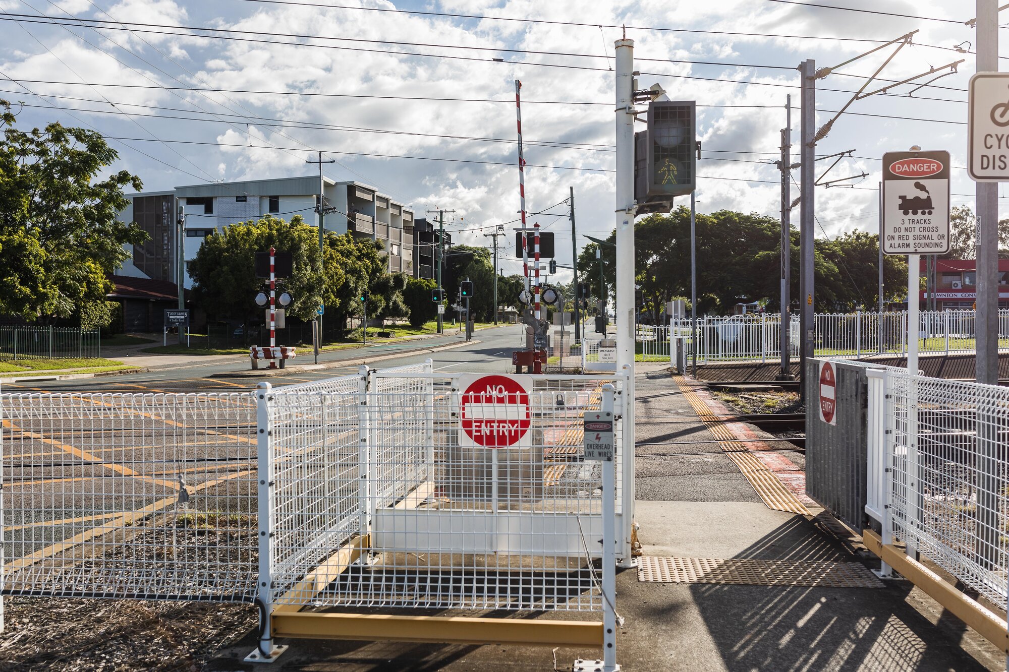 Railway level crossing  and pedestrian crossing on Todds Road Lawnton - looking west