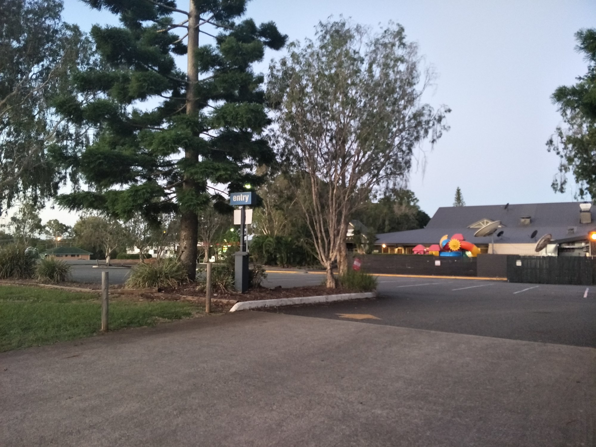 Lawnton Tavern Gympie Road Lawnton- 14 April 2020 - 5.45pm Lawnton Tavern carpark