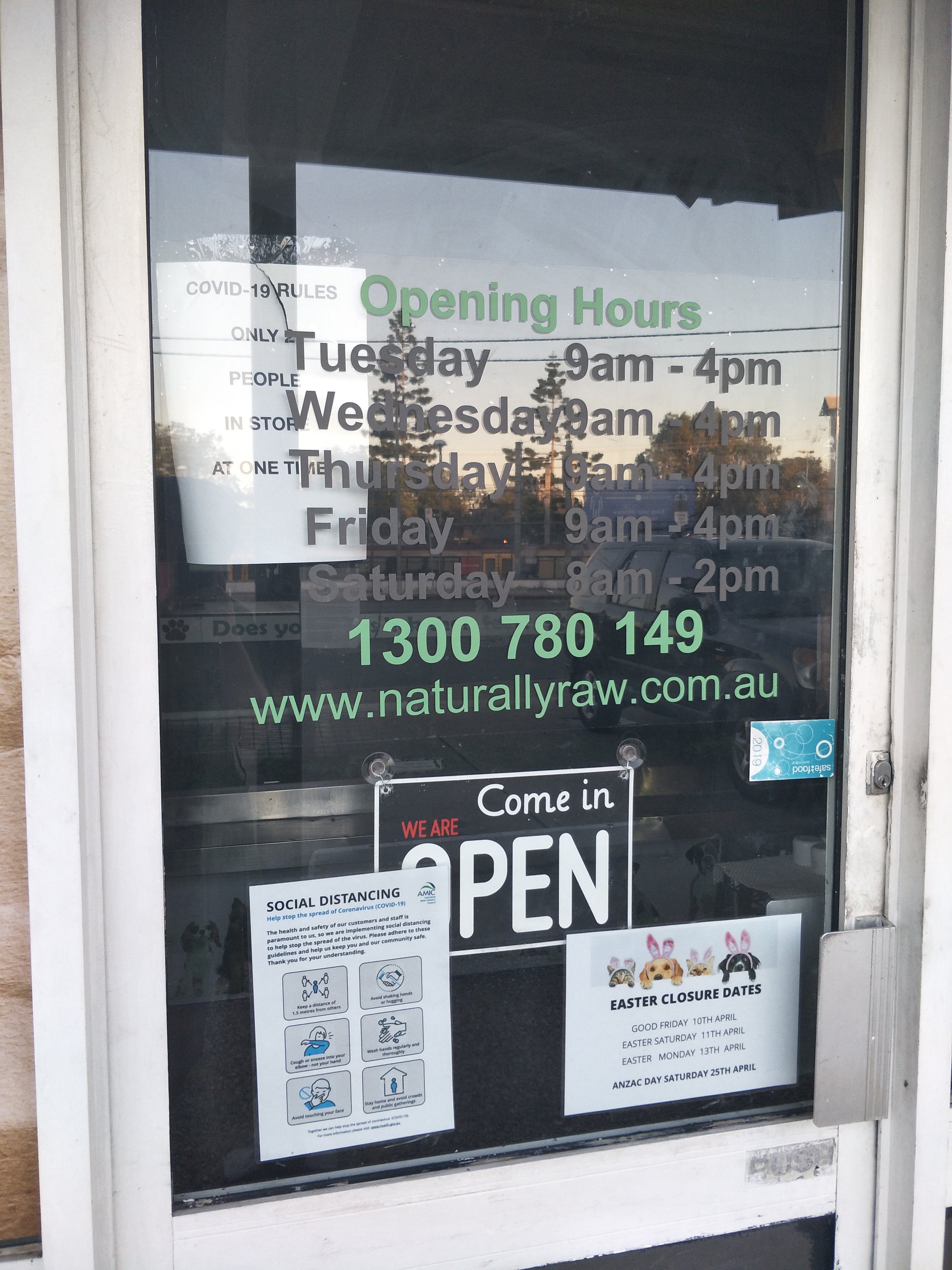 Naturally Raw Ebert Parade Lawnton - 14 April 2020 - 5.15pm Naturally Raw Pet Store Covid-19 sign