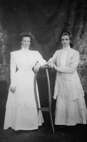 Miss Lillian Mewett (left) and Miss Ruth Mewett (right)