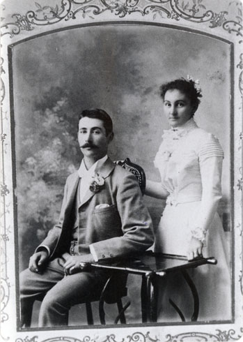Wedding photograph of Robert McPherson and Isabella Duncan in 1900