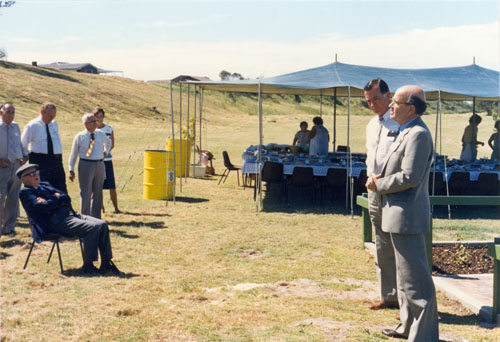 Unveiling of monument to John Oxley at Sandstone Point on 14 April 1987