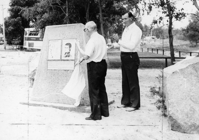 Unveiling of a plaque commemorating the landing of Matthew Flinders on Bribie Island