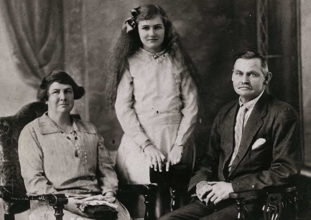 Mr and Mrs Frank Bestmann with their daughter Myrtle (now Mrs M. Lee)