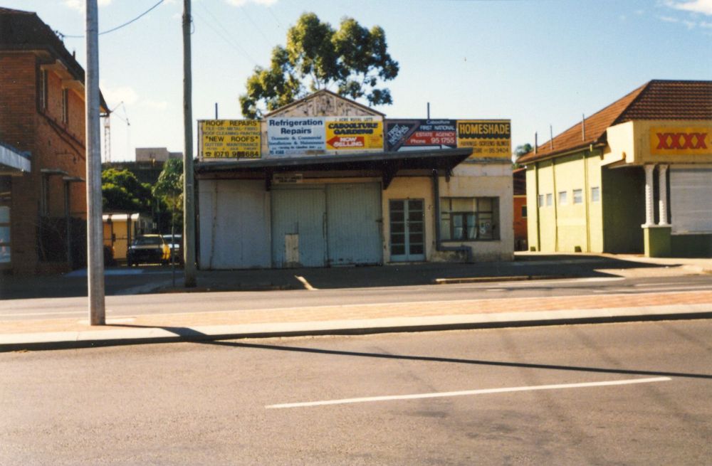 Ernie Walkley's second hand shop next to Carmody's Royal Hotel, ca. 1979