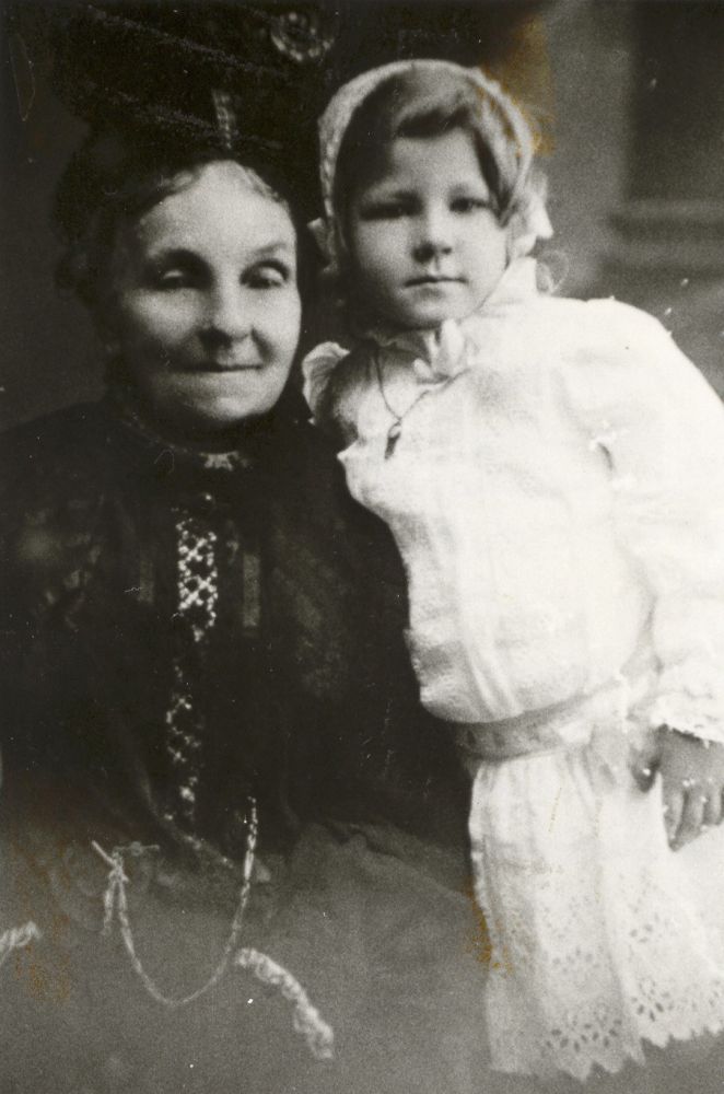 Mrs John Westaway with her granddaughter Jean Westaway