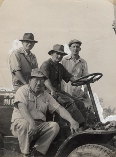 Store Gang Petrie - 4 Men on Vehicle