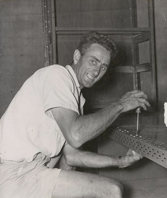 Tom Guinea - Fitting shelving