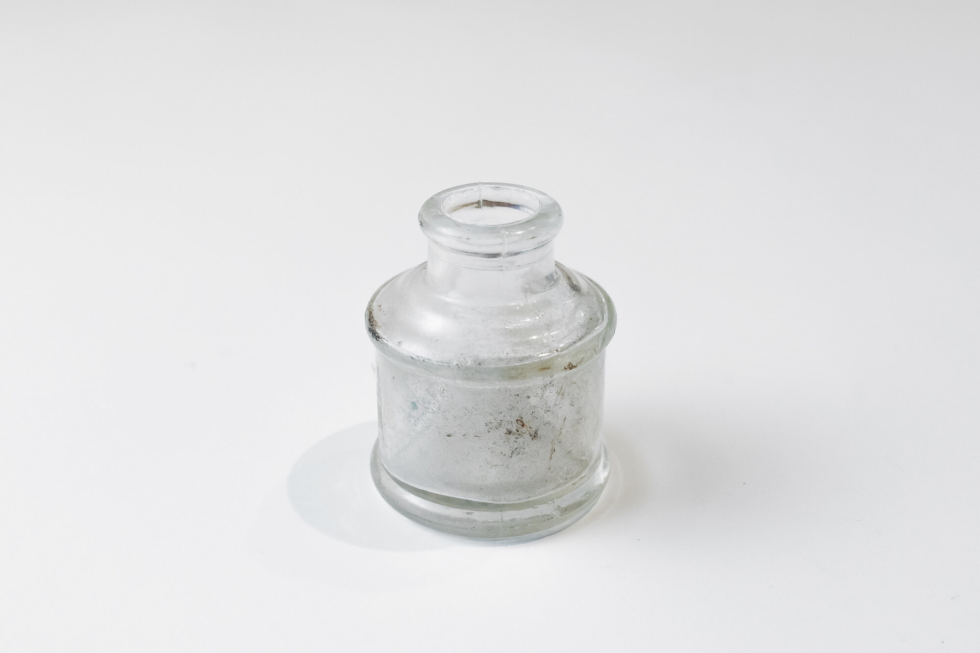 Moulded glass ink bottle