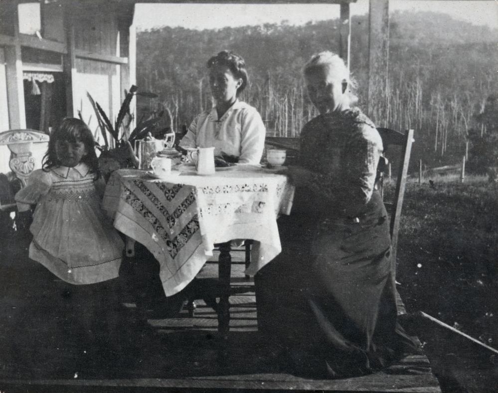 Mrs Ellen Weston and her daughter Pearl with Mrs Helena Muller, 1920
