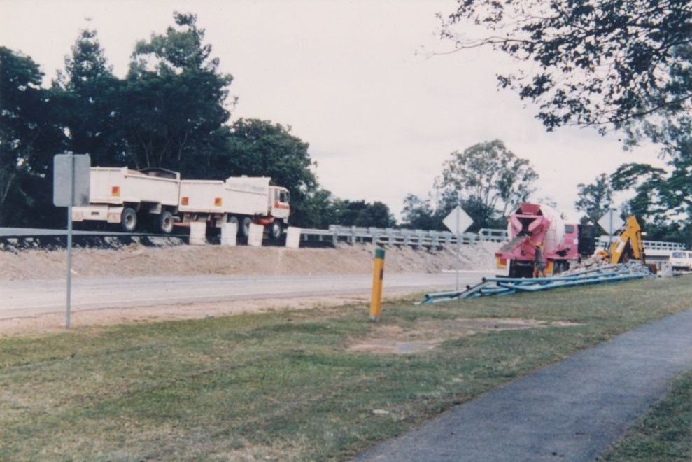Construction of new lanes and a second bridge over the North Pine River near Wyllie Park at Petrie, ca. 1987