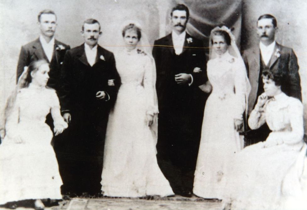 Coe twins married during a double wedding ceremony at Avondale, on 26 February 1902