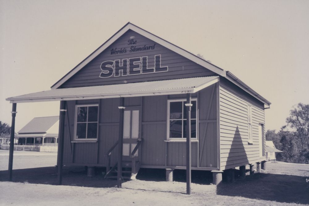 North Pine Country Park - Shell petrol shop, 1995