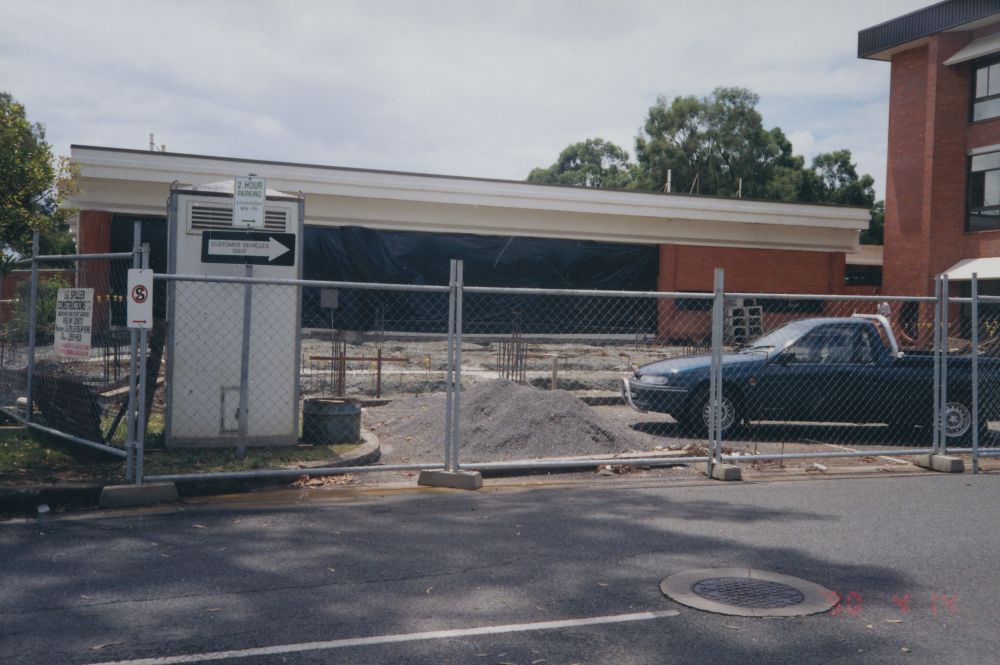 Construction of new addition to the Pine Rivers Shire Council Administration Building, ca. 1996