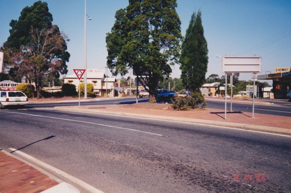 Petrie Historical Society walk around Petrie, 1996