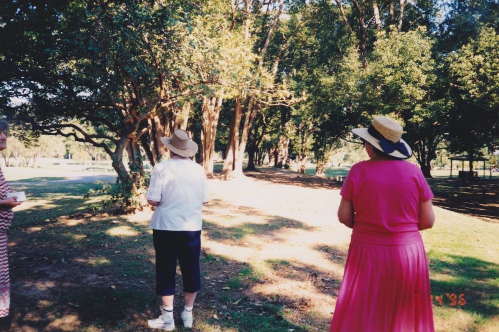 Petrie Historical Society walk around Petrie, 1996