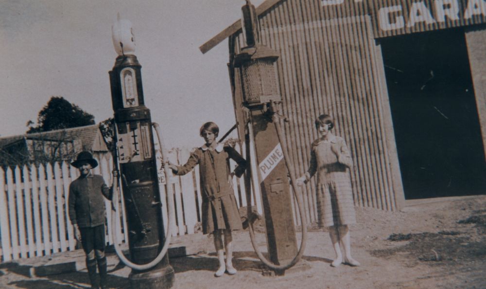 Reginald, Thelma and Mavis Bagwell, ca. 1920s