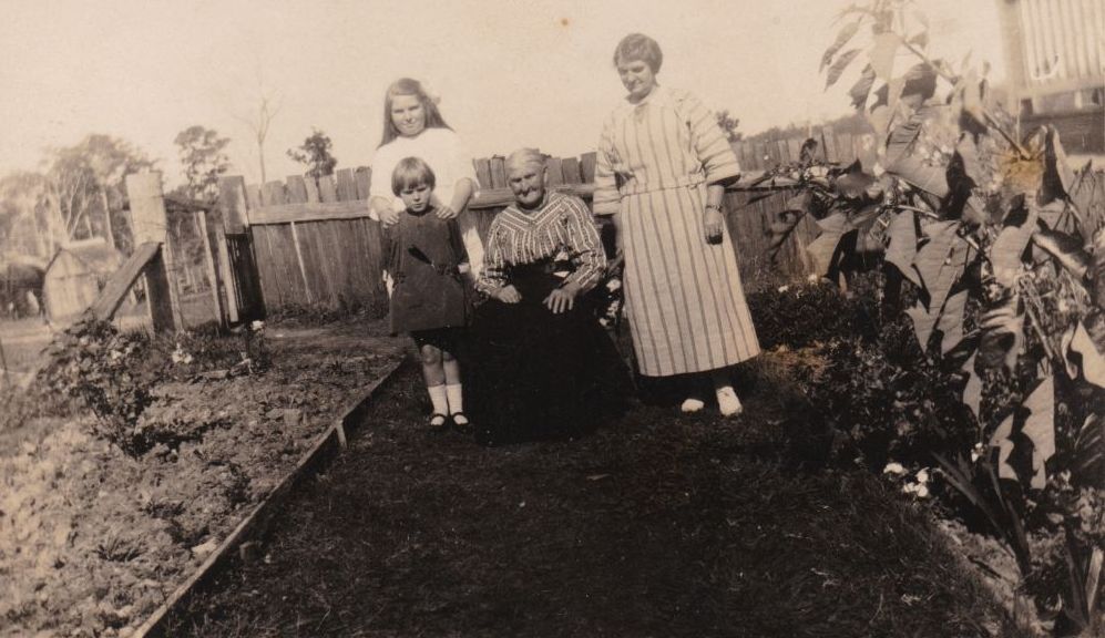Hart family and friends at Samsonvale, ca. 1930
