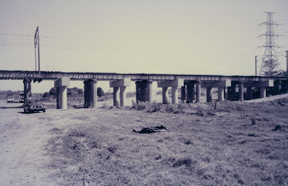 Work being carried out on South Pine River railway bridge, 1994