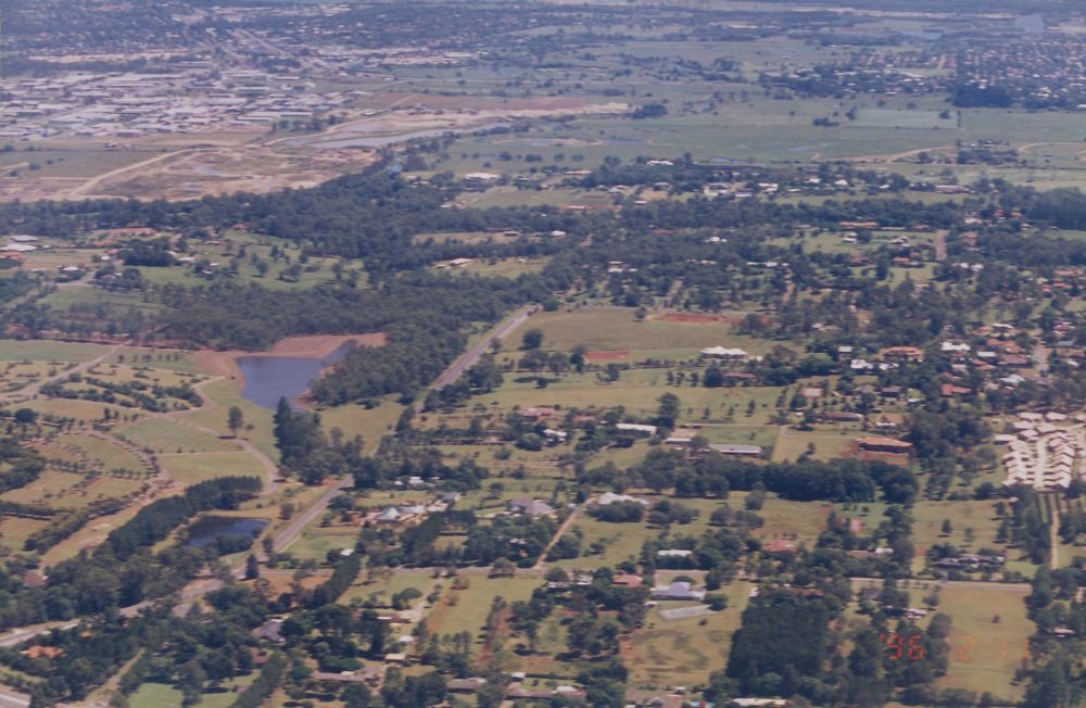 Aerial view of Bridgeman Downs, 1996