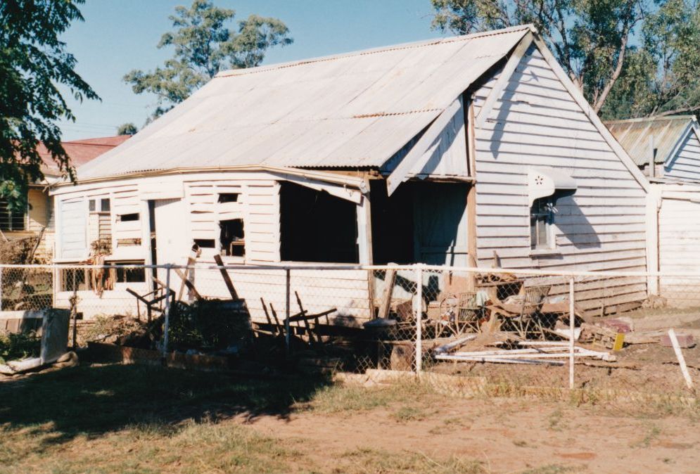 House partially destroyed during floods in Charleville (Qld.), 1990