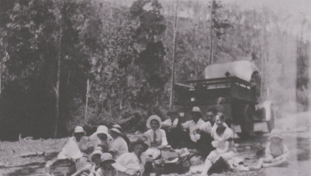 Group of picnickers at Laceys Creek, 1920s