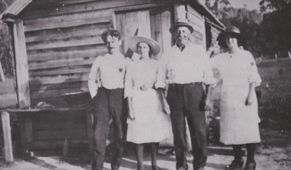 Group of people at Laceys Creek, 1921