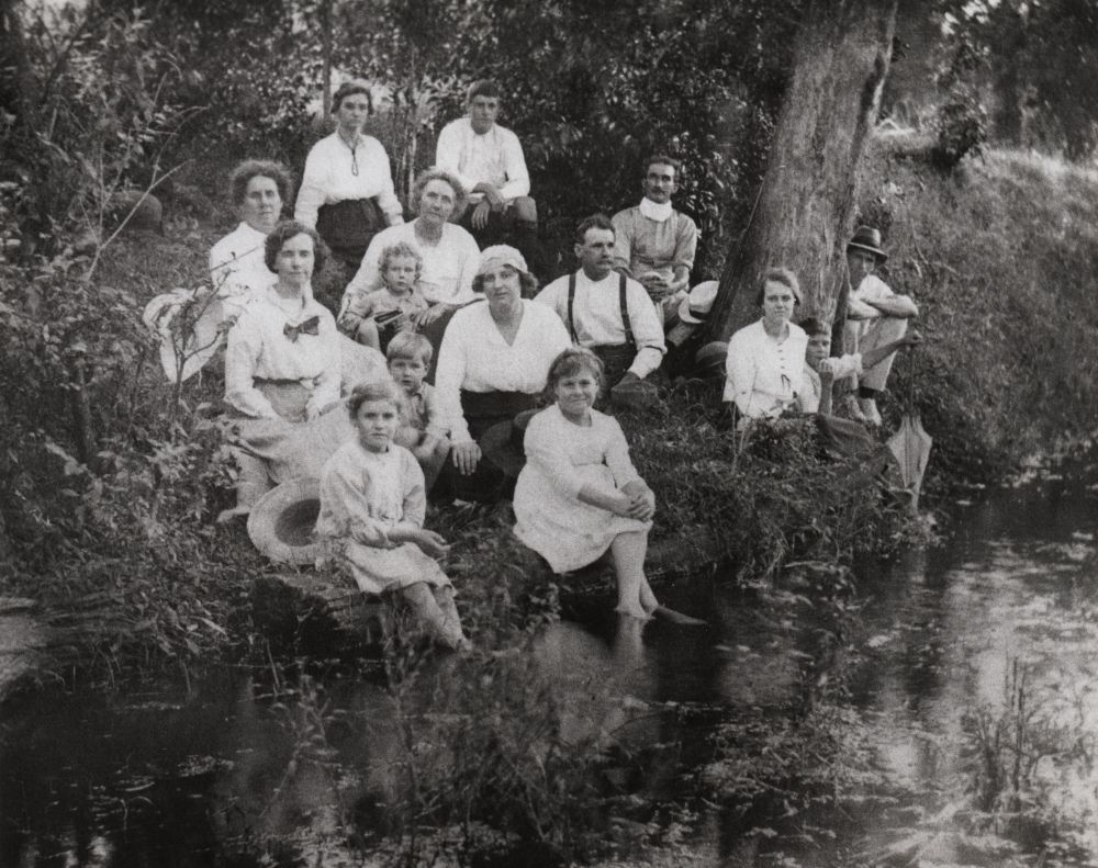Group of picnickers, ca. 1900