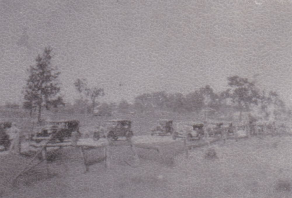 Traffic going to Redcliffe along Redcliffe Road Petrie, 1926