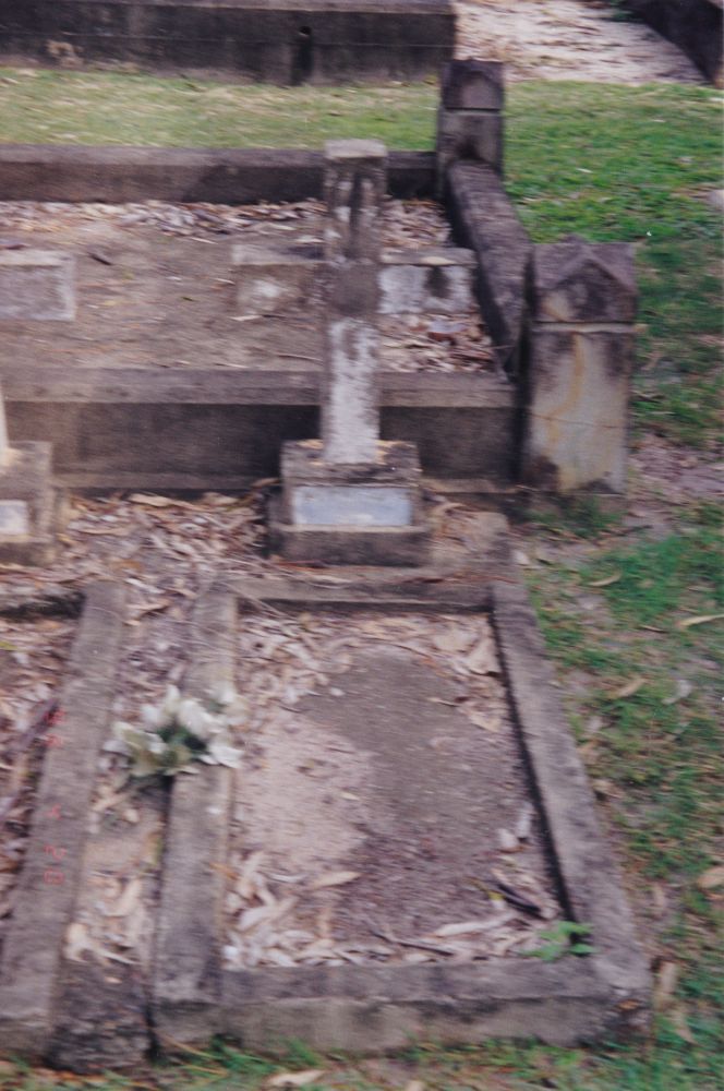 Unknown grave in Lawnton Cemetery, 1998