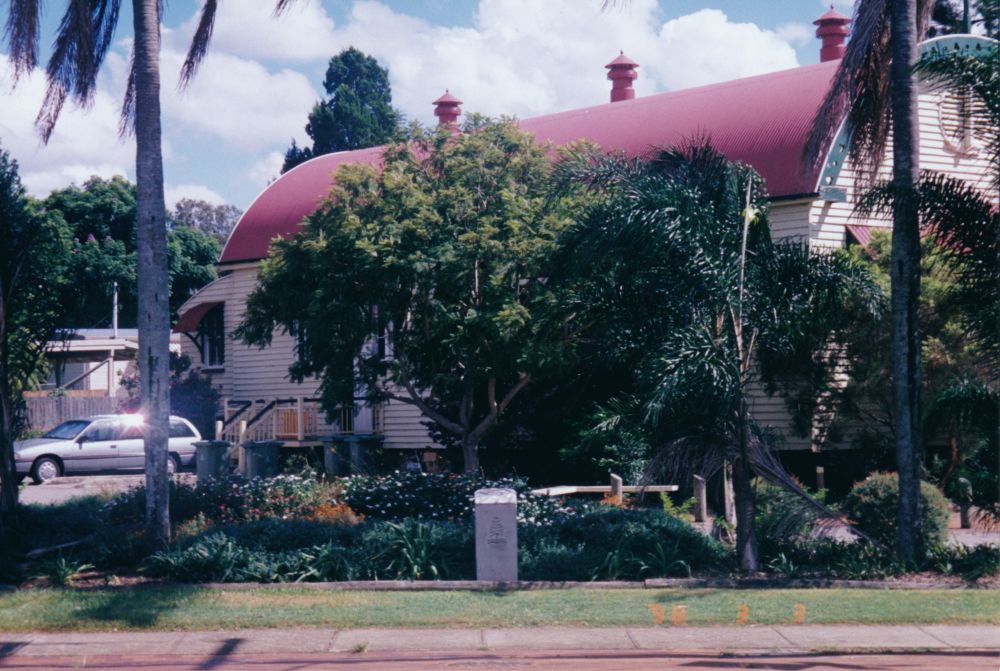 Anzac Memorial Avenue plaque at Petrie, 1998