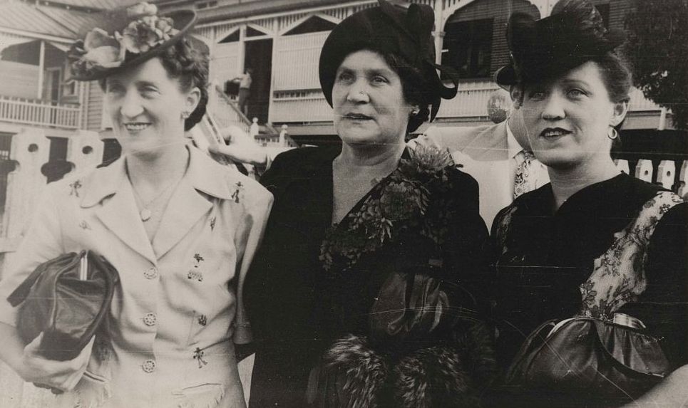 Mrs Vizer and daughters