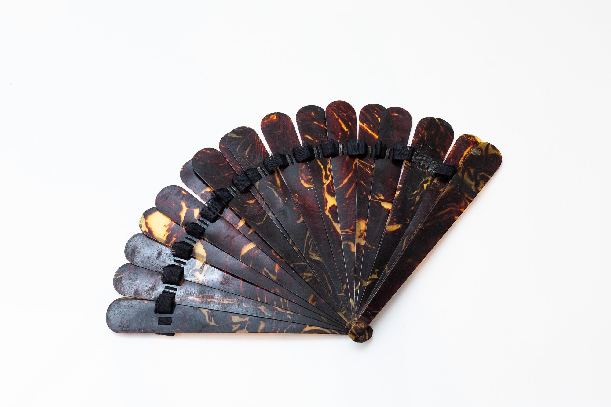 Bris&eacute; faux tortoiseshell folding fan