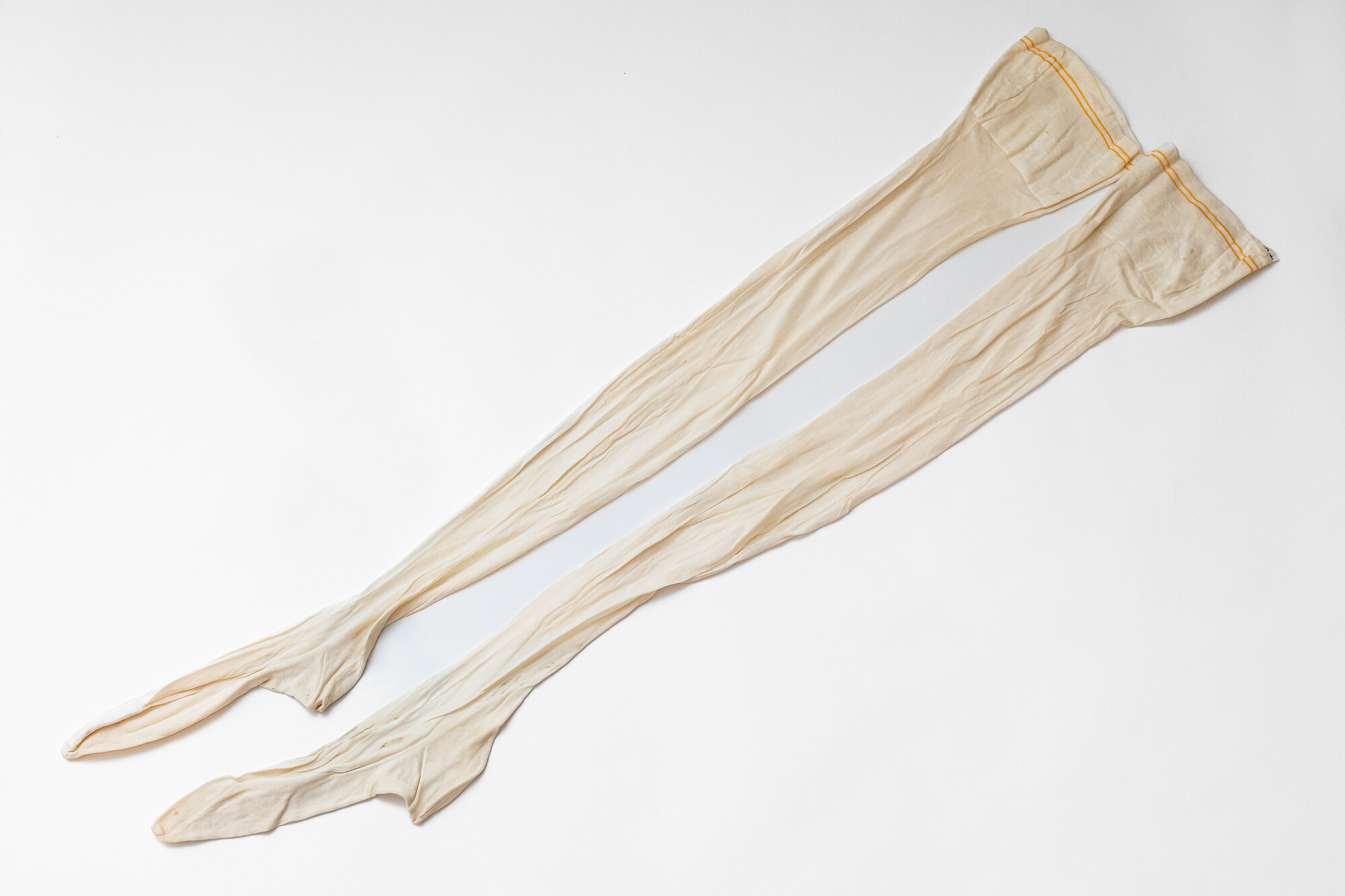 Full length silk stocking with shaped heel