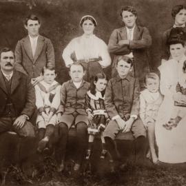 William Henry Rohlf and Susannah Jane Rohlf (nee Williams) with their ten children in 1912